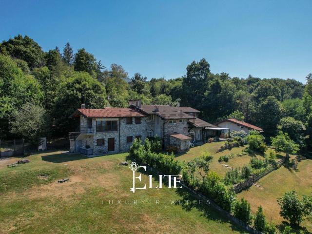 Case e ville in vendita di 270 m² in Via Alla Pineta, 18