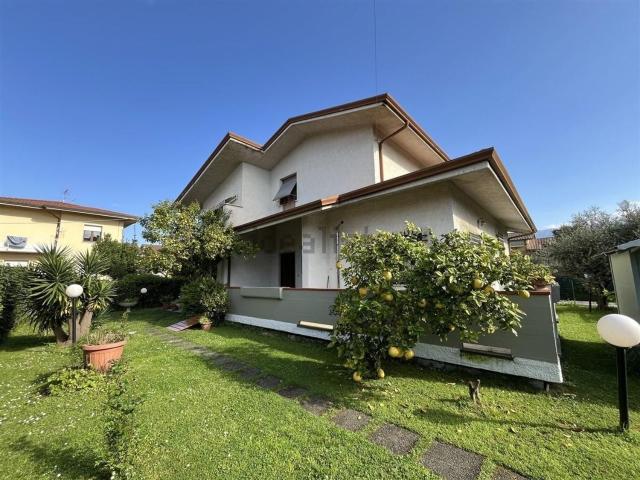 Case e ville in vendita di 270 m² in Via Arezzo