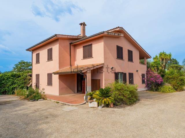 Case e ville in vendita di 270 m² in Via Baccanello, 8