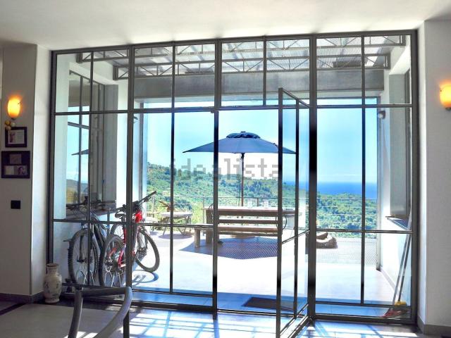 Case e ville in vendita di 270 m² in Via Besta