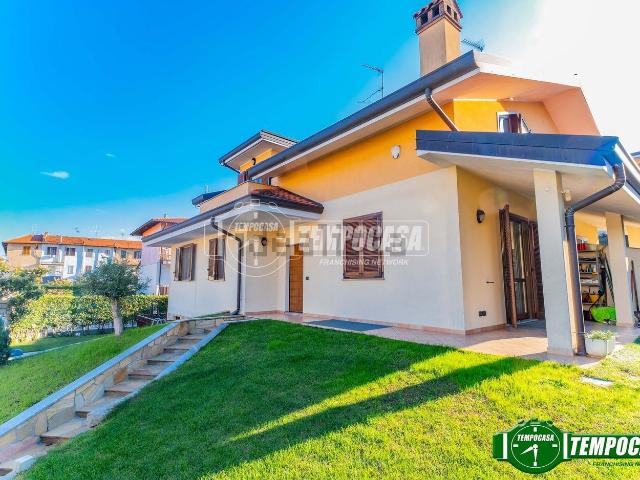 Case e ville in vendita di 270 m² in Via Brughiera, 73