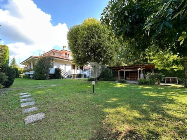 Case e ville in vendita di 270 m² in Via Gaetano Donizetti, 40