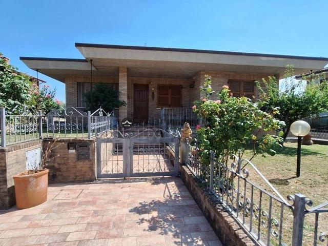 Case e ville in vendita di 270 m² in Via Gaspare Spontini
