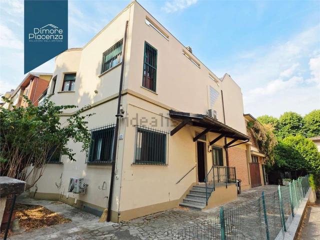 Case e ville in vendita di 270 m² in Via Gian Maria Molinari