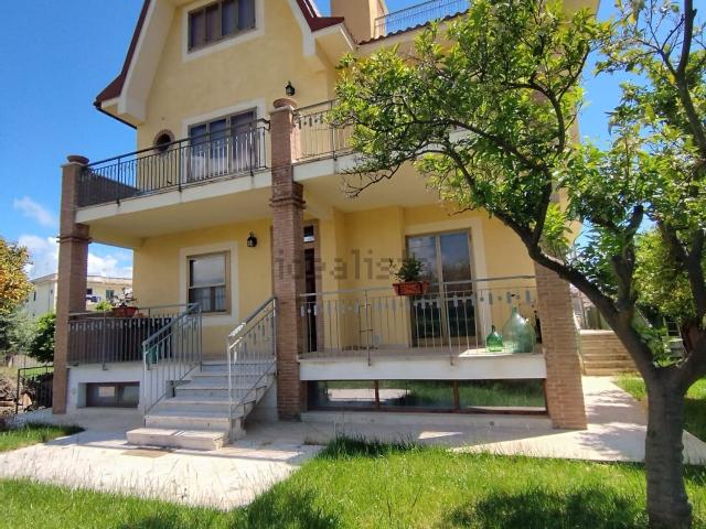 Case e ville in vendita di 270 m² in Via Don Antonio Pecorini, 13