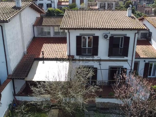 Case e ville in vendita di 270 m² in Via degli Orti di Acilia, 29
