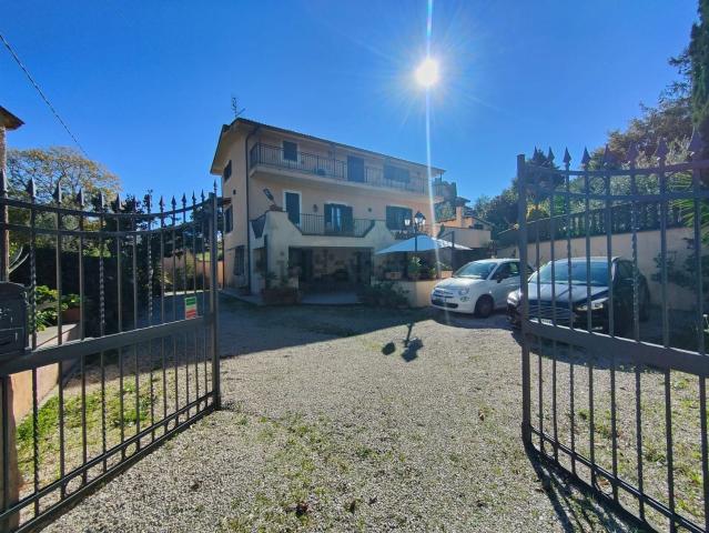 Case e ville in vendita di 270 m² in Via dei Colli