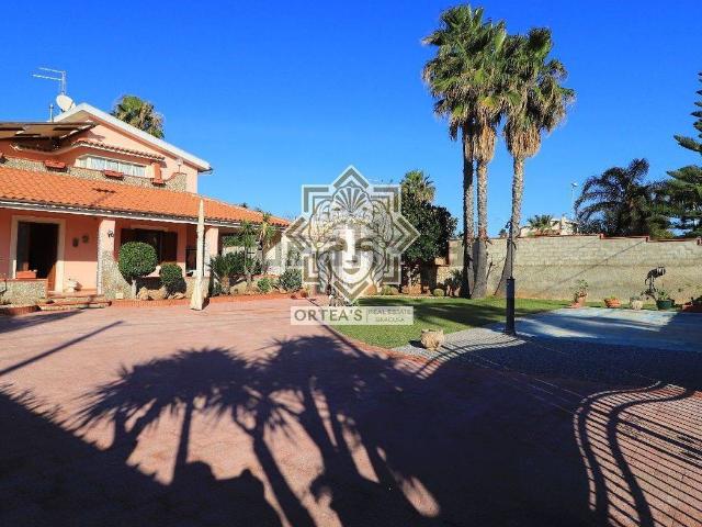 Case e ville in vendita di 270 m² in Via del Luccio