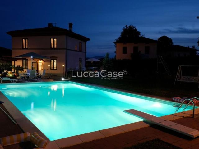 Case e ville in vendita di 270 m² in Via del Parco, 35