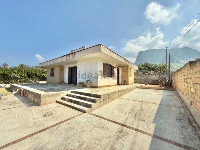 Case e ville in vendita di 270 m² in Via delle Ginestre, 15