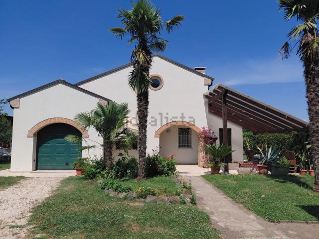 Case e ville in vendita di 270 m² in Via Deserto