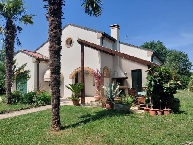 Case e ville in vendita di 270 m² in Via Deserto
