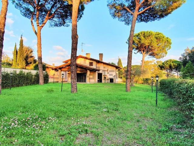 Case e ville in vendita di 270 m² in Via DI CASAL SELCE, 441