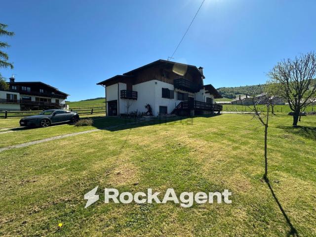Case e ville in vendita di 270 m² in Via Ekar, 70