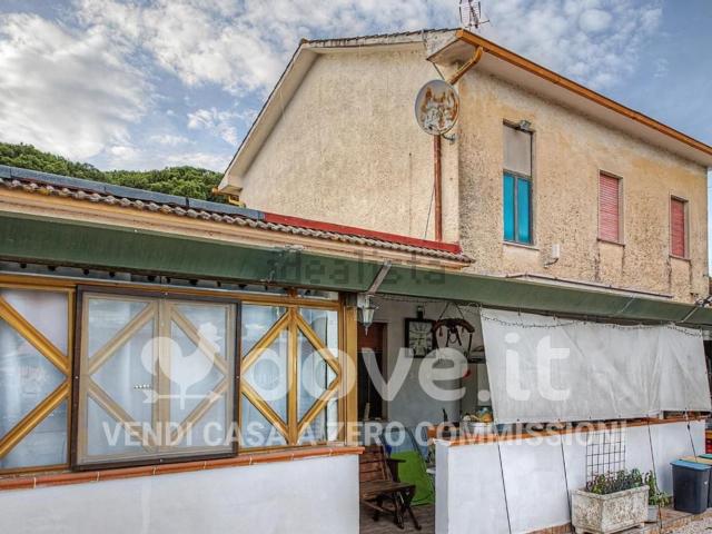 Case e ville in vendita di 270 m² in Via Epitaffio, 46