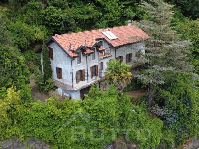 Case e ville in vendita di 270 m² in Via Fratelli Varalli, 3