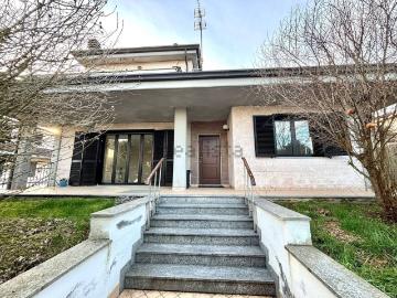 Case e ville in vendita di 270 m² in Via IV Martiri, 10