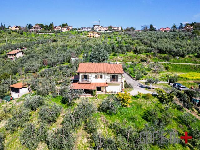 Case e ville in vendita di 270 m² in Via Ornischi