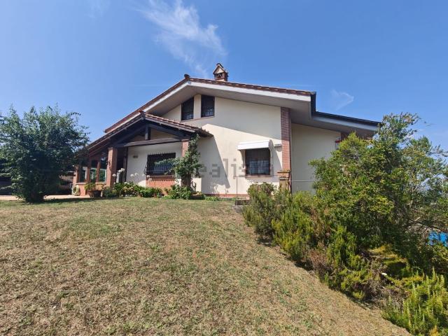 Case e ville in vendita di 270 m² in Via Lombardia, 40