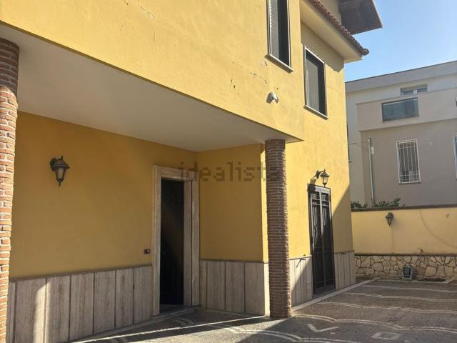 Case e ville in vendita di 270 m² in Via Lago Patria