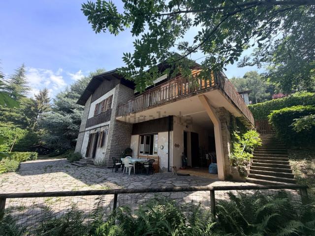 Case e ville in vendita di 270 m² in Via Larici, 29
