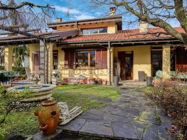Case e ville in vendita di 270 m² in Via Luigi Pirandello
