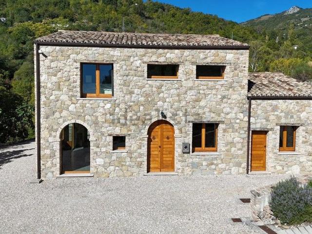 Case e ville in vendita di 270 m² in Via SANT&apos EGIDIO, 11