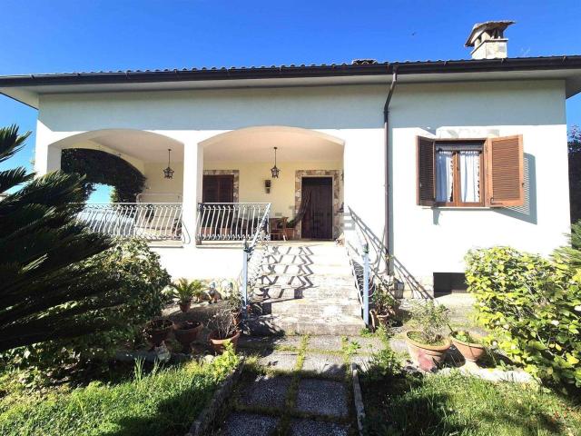 Case e ville in vendita di 270 m² in Via Polledrara, 15
