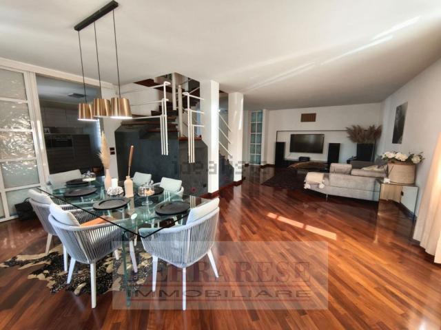 Case e ville in vendita di 270 m² in Via Padova