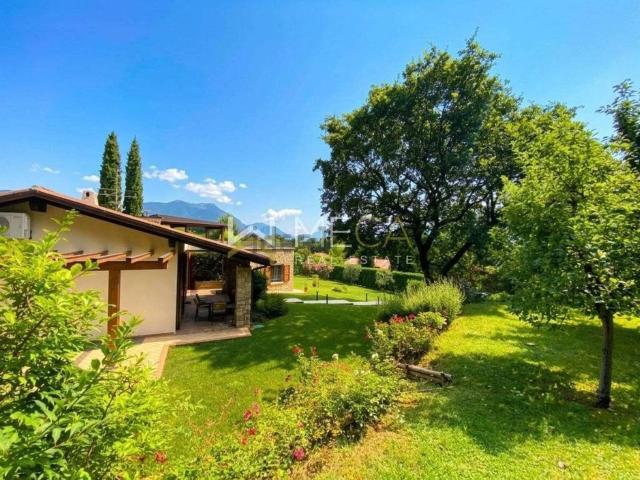 Case e ville in vendita di 270 m² in Via Paradiso