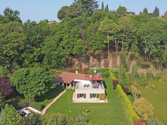 Case e ville in vendita di 270 m² in Via Paradiso, 8
