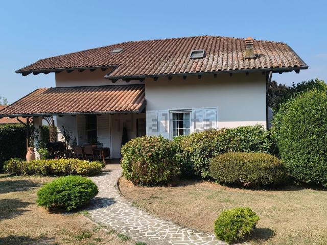 Case e ville in vendita di 270 m² in Via per Arona