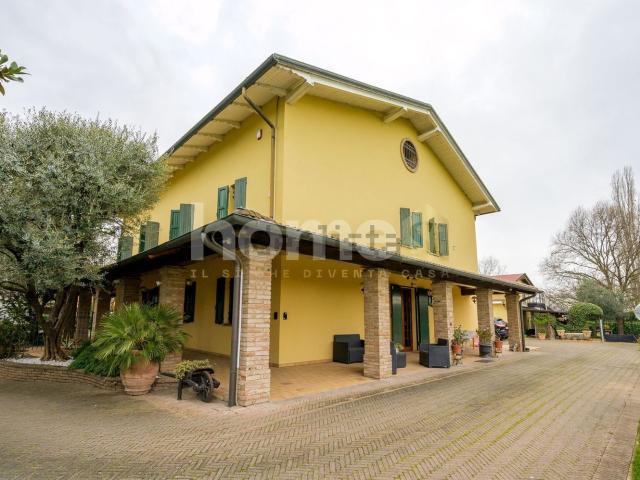 Case e ville in vendita di 270 m² in Via Pietro Giardini, 1286