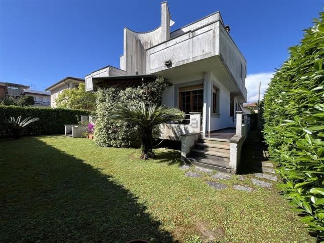 Case e ville in vendita di 270 m² in Via Pisa