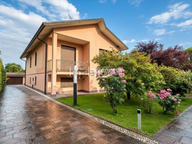 Case e ville in vendita di 270 m² in Via Roma, 35