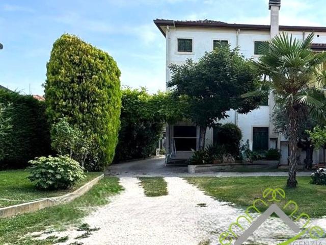 Case e ville in vendita di 270 m² in Via Repubblica