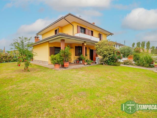 Case e ville in vendita di 270 m² in Via U. Foscolo, 21