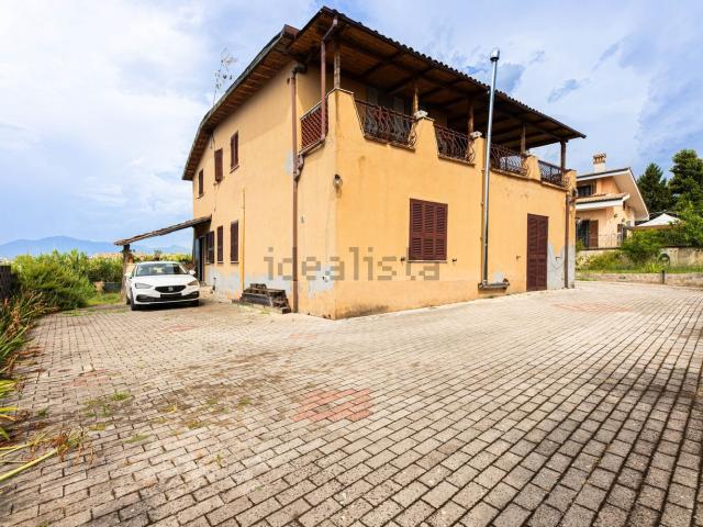 Case e ville in vendita di 270 m² in Via Umberto Maddalena