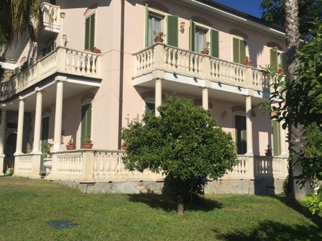 Case e ville in vendita di 270 m² in Via Val D&apos Olivi