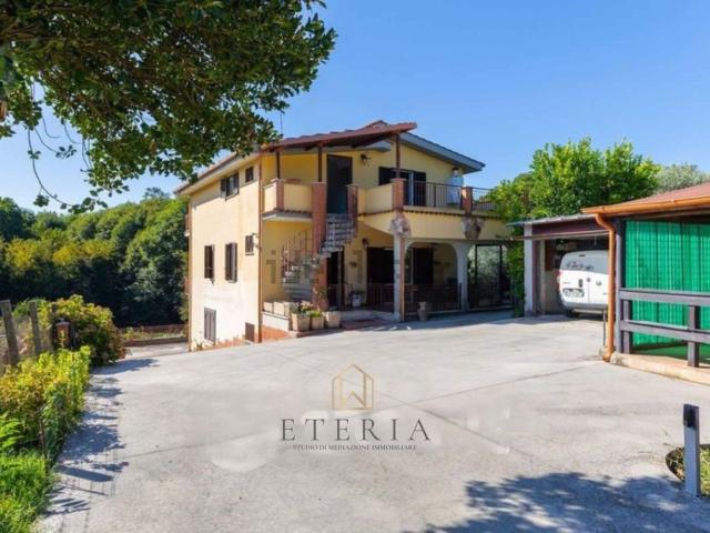 Case e ville in vendita di 270 m² in Via Valle di Blasi