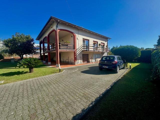 Case e ville in vendita di 270 m² in Via Villafranca