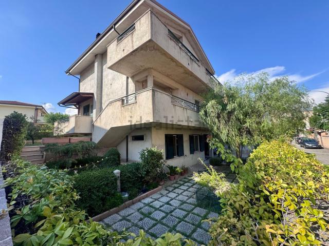 Case e ville in vendita di 270 m² in Via Zammariti, 49