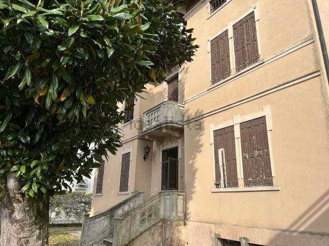Case e ville in vendita di 270 m² in Viale Tre Martiri