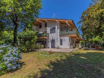 Case e ville in vendita di 270 m² in Viale dei Cerri