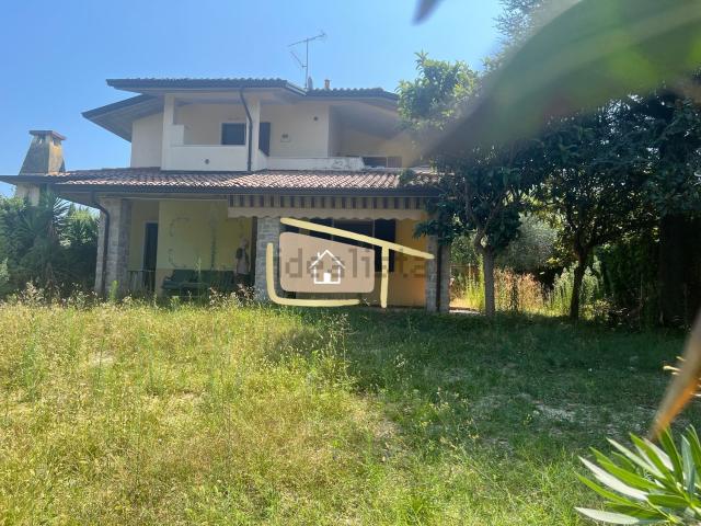 Case e ville in vendita di 270 m² in Viale Manerba