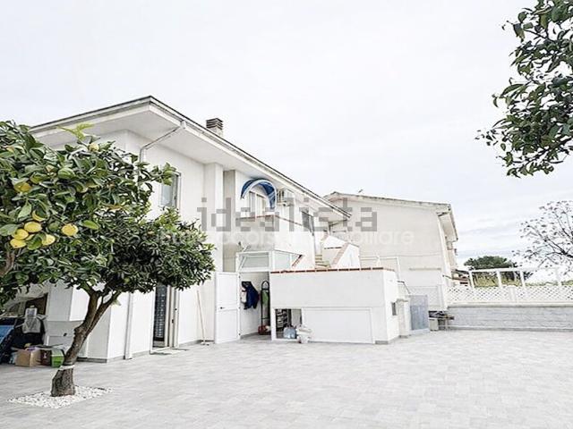 Case e ville in vendita di 270 m² in Viale Macchia dell&apos Alba, 15