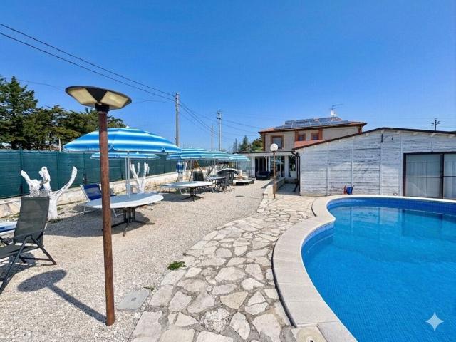Case e ville in vendita di 270 m² in Contrada Cerro, 6
