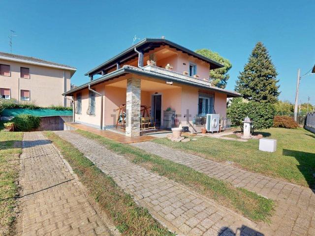Case e ville in vendita di 271 m² in Via Carlo Rossini