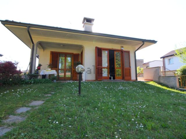 Case e ville in vendita di 271 m² in Via Madonnina