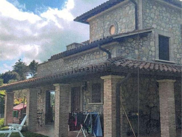 Case e ville in vendita di 271 m² in Via Nettuno